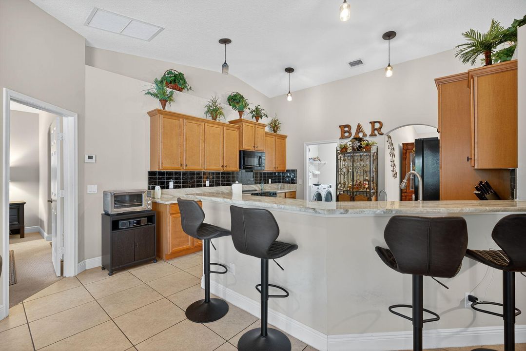 Под контрактом: $929,900 (4 спален, 2 ванн, 2136 Квадратных фут)