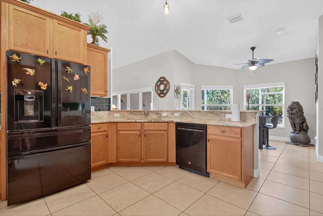 Под контрактом: $929,900 (4 спален, 2 ванн, 2136 Квадратных фут)