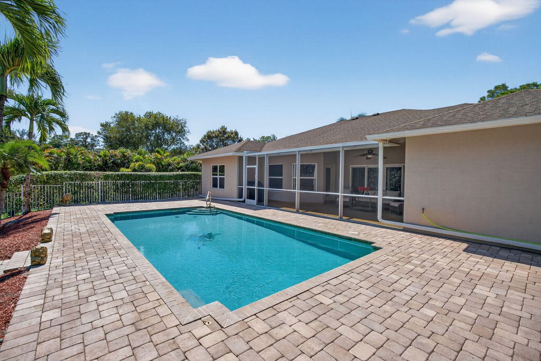 Под контрактом: $929,900 (4 спален, 2 ванн, 2136 Квадратных фут)