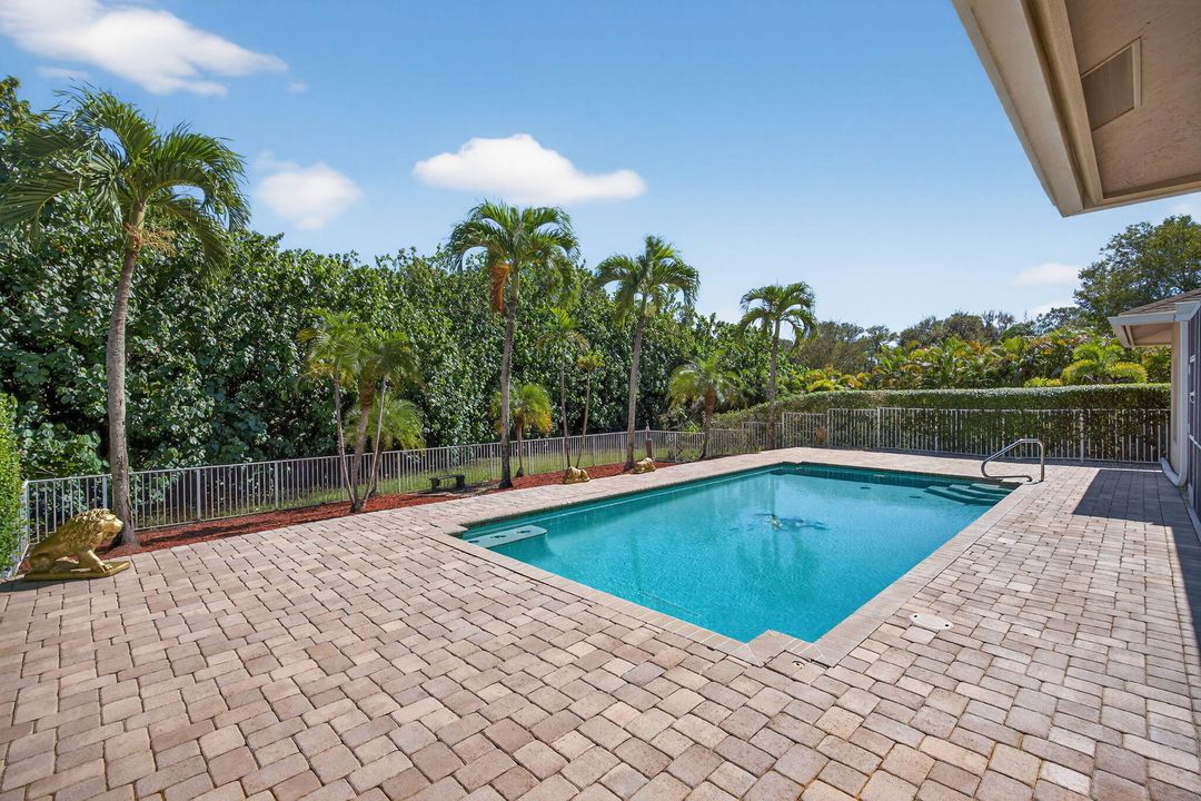 Под контрактом: $929,900 (4 спален, 2 ванн, 2136 Квадратных фут)