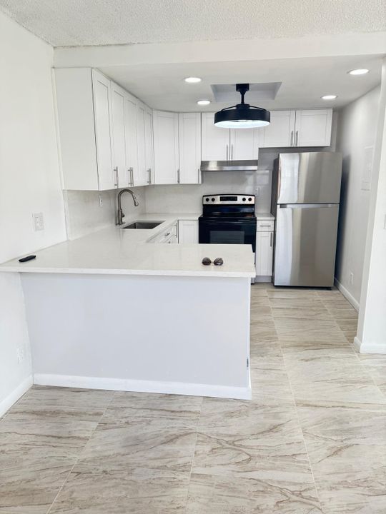 For Rent: $1,700 (1 beds, 1 baths, 760 Square Feet)