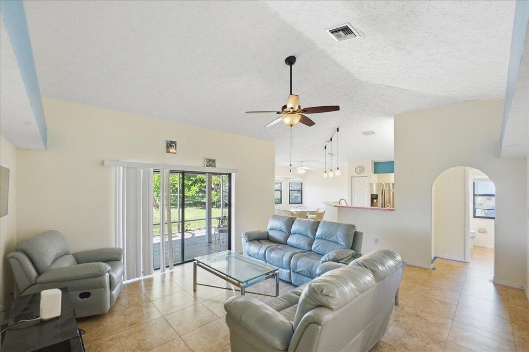 En Venta: $330,000 (3 camas, 2 baños, 1403 Pies cuadrados)