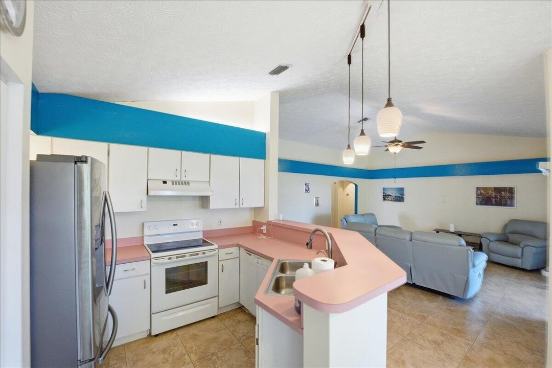 En Venta: $330,000 (3 camas, 2 baños, 1403 Pies cuadrados)