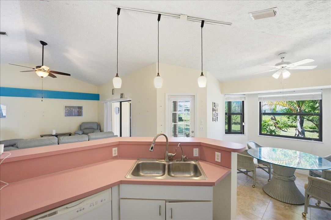 En Venta: $330,000 (3 camas, 2 baños, 1403 Pies cuadrados)