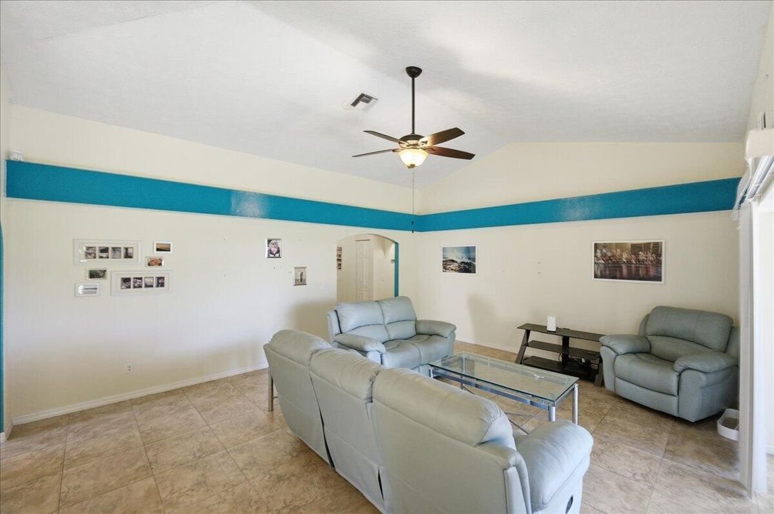 En Venta: $330,000 (3 camas, 2 baños, 1403 Pies cuadrados)