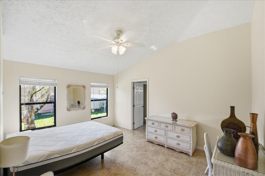 En Venta: $330,000 (3 camas, 2 baños, 1403 Pies cuadrados)