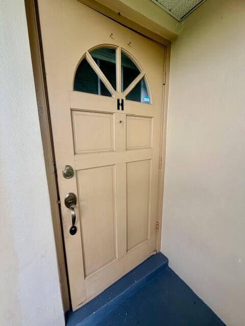 For Sale: $135,000 (2 beds, 2 baths, 895 Square Feet)