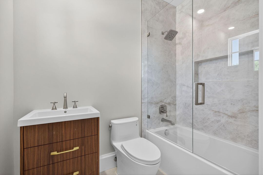 En Venta: $1,995,000 (5 camas, 4 baños, 3039 Pies cuadrados)