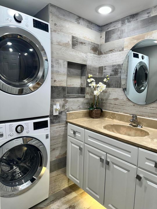 For Sale: $249,500 (2 beds, 2 baths, 1040 Square Feet)