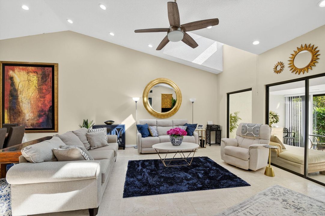 合同活跃: $329,000 (3 贝兹, 2 浴室, 2046 平方英尺)