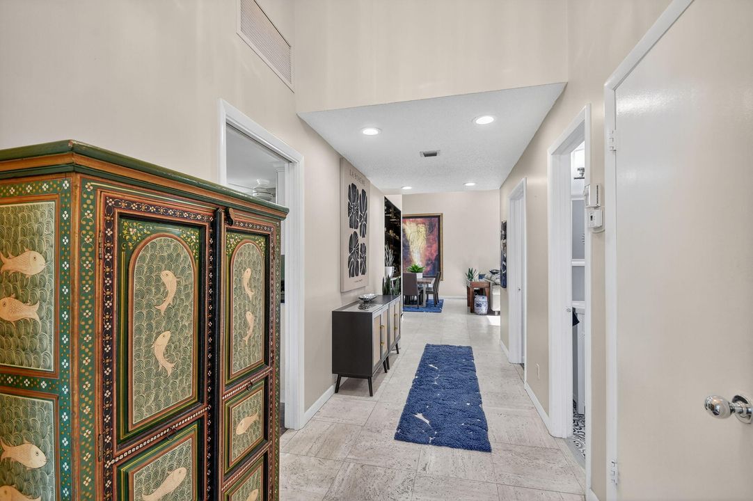 合同活跃: $329,000 (3 贝兹, 2 浴室, 2046 平方英尺)