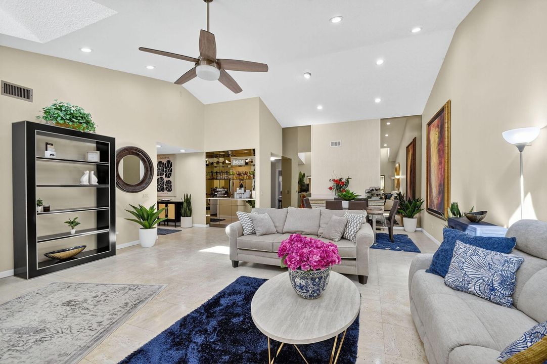 合同活跃: $329,000 (3 贝兹, 2 浴室, 2046 平方英尺)