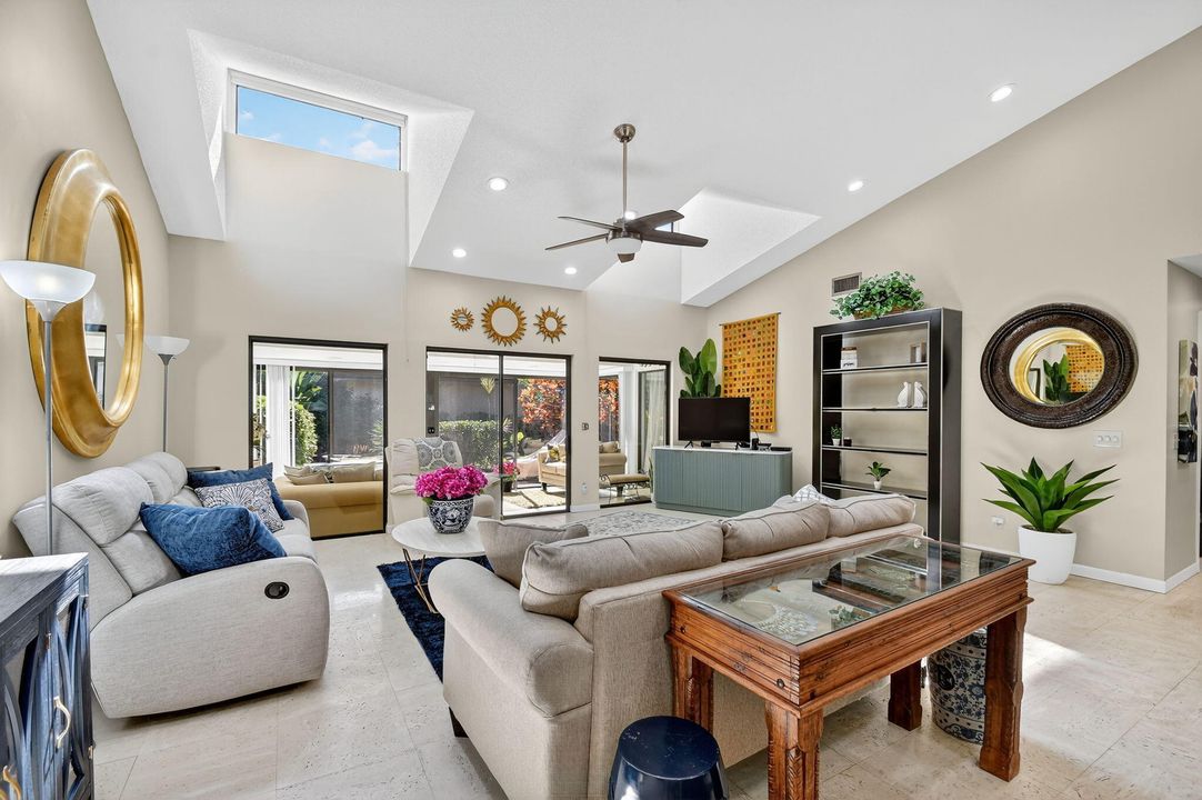 合同活跃: $329,000 (3 贝兹, 2 浴室, 2046 平方英尺)