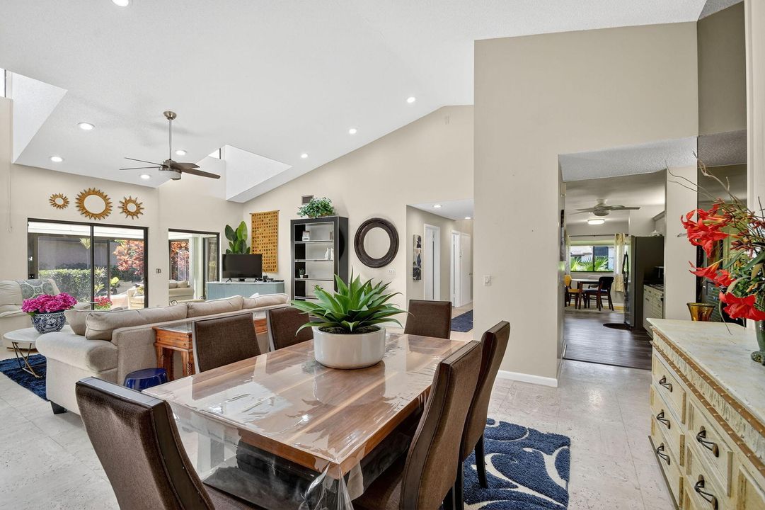 合同活跃: $329,000 (3 贝兹, 2 浴室, 2046 平方英尺)