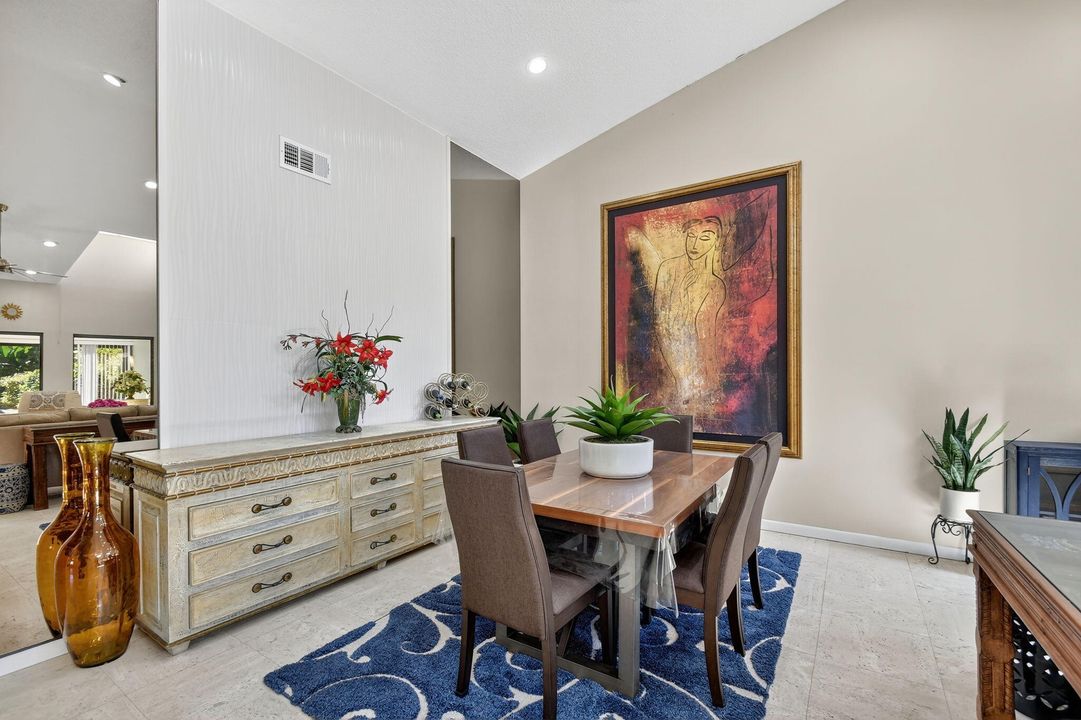 合同活跃: $329,000 (3 贝兹, 2 浴室, 2046 平方英尺)