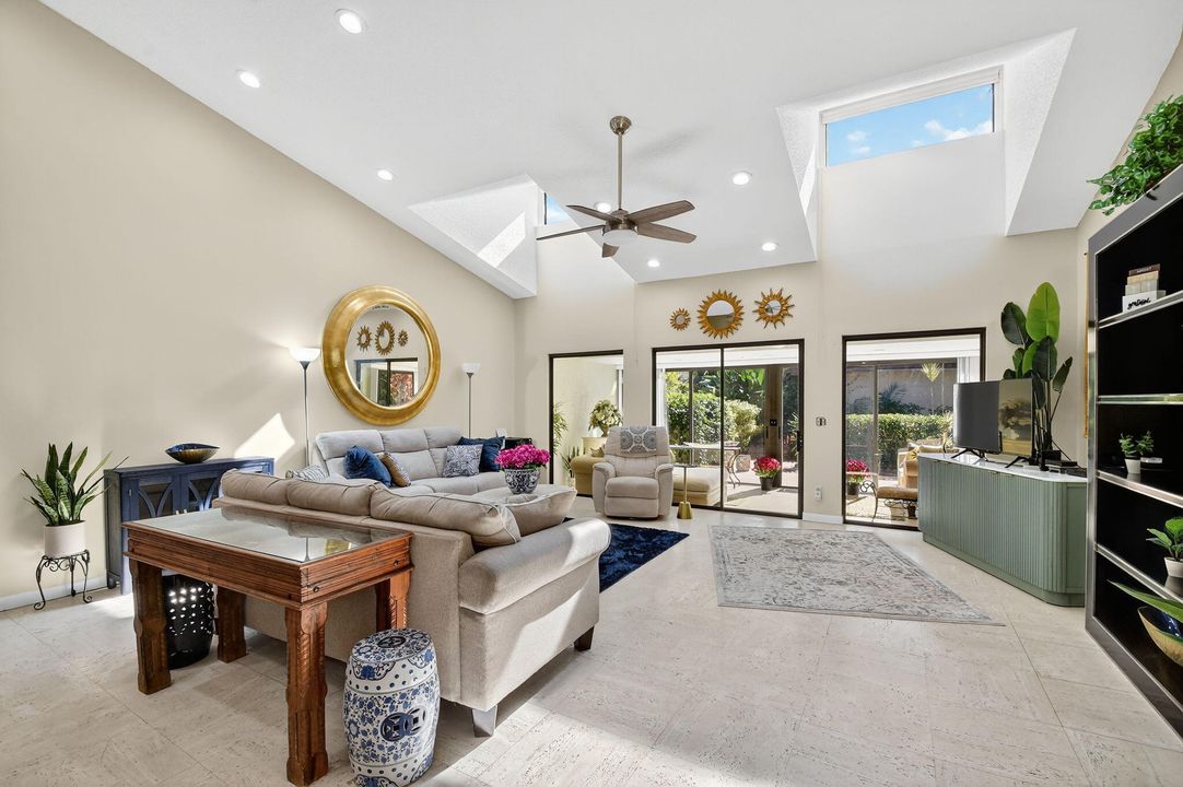 合同活跃: $329,000 (3 贝兹, 2 浴室, 2046 平方英尺)