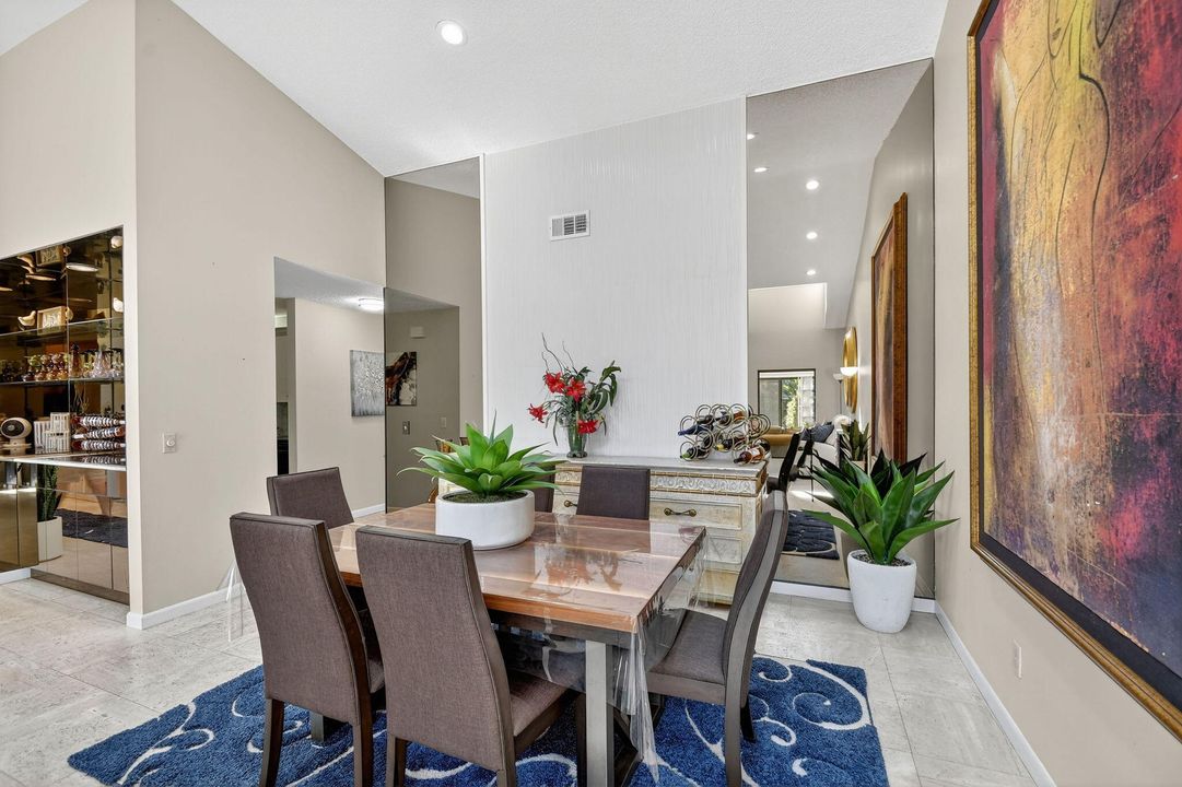 合同活跃: $329,000 (3 贝兹, 2 浴室, 2046 平方英尺)