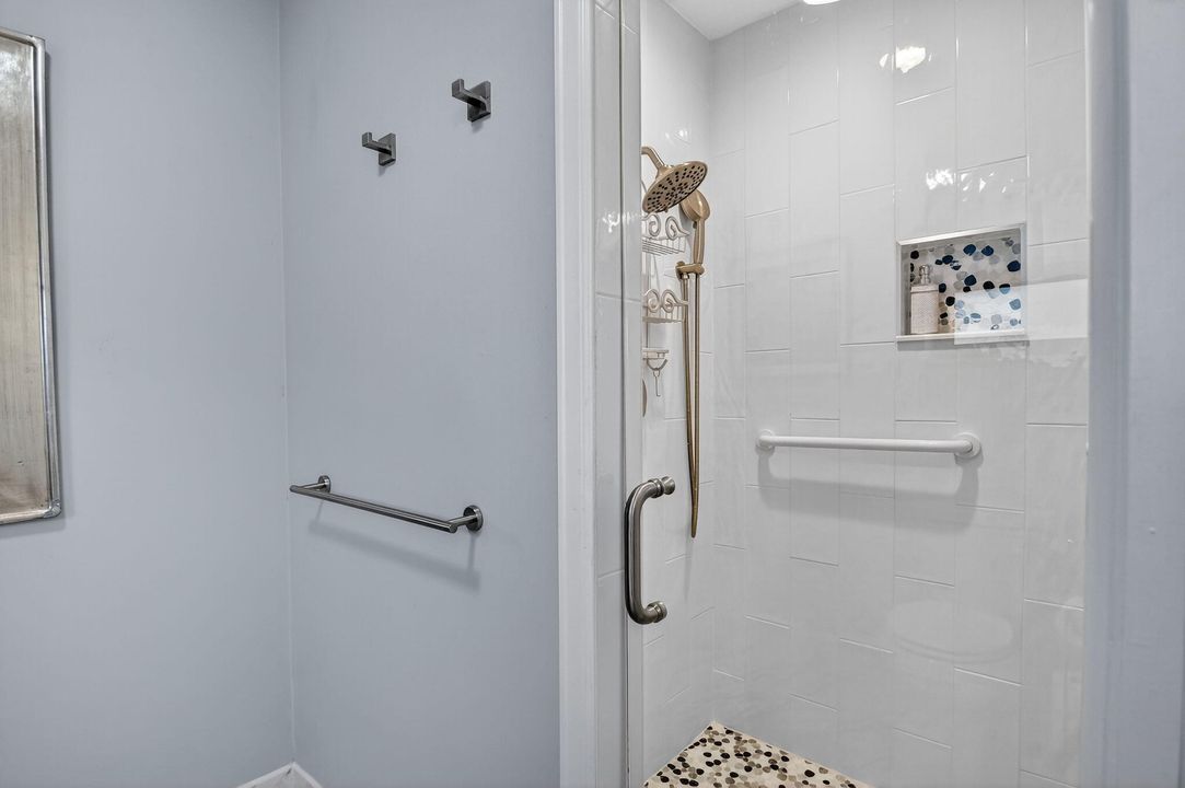 合同活跃: $329,000 (3 贝兹, 2 浴室, 2046 平方英尺)