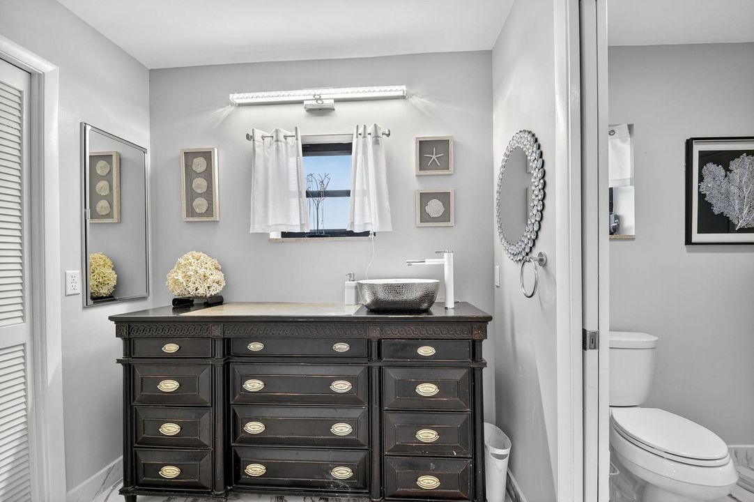 合同活跃: $329,000 (3 贝兹, 2 浴室, 2046 平方英尺)