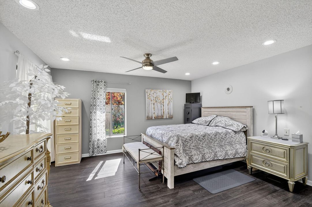 合同活跃: $329,000 (3 贝兹, 2 浴室, 2046 平方英尺)