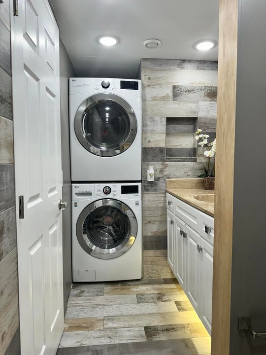 For Sale: $249,500 (2 beds, 2 baths, 1040 Square Feet)