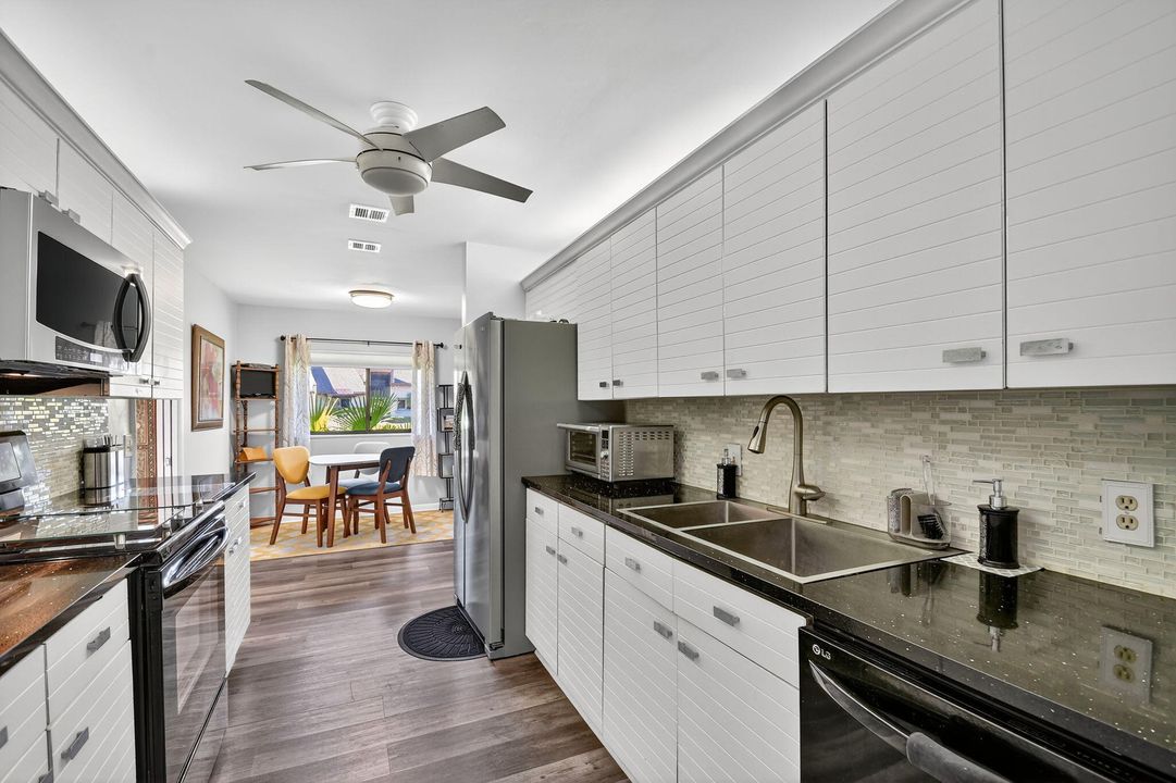 合同活跃: $329,000 (3 贝兹, 2 浴室, 2046 平方英尺)