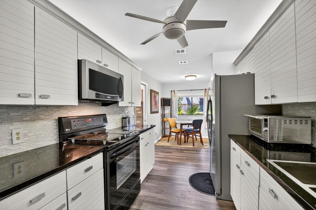 合同活跃: $329,000 (3 贝兹, 2 浴室, 2046 平方英尺)