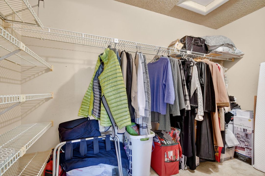 合同活跃: $329,000 (3 贝兹, 2 浴室, 2046 平方英尺)