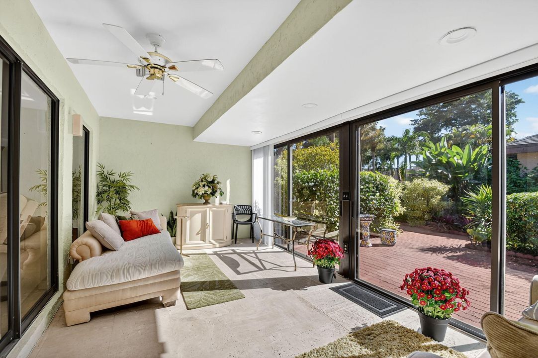 合同活跃: $329,000 (3 贝兹, 2 浴室, 2046 平方英尺)