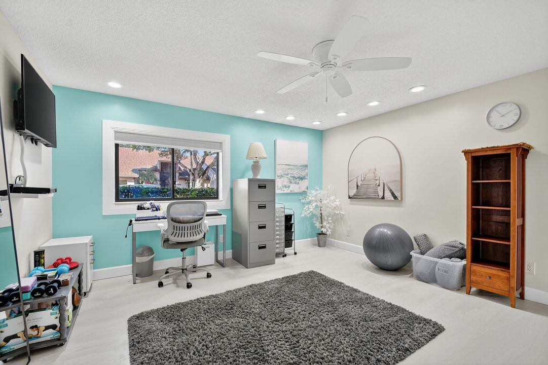 合同活跃: $329,000 (3 贝兹, 2 浴室, 2046 平方英尺)