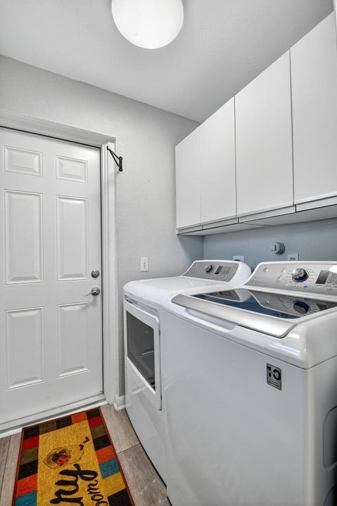 合同活跃: $329,000 (3 贝兹, 2 浴室, 2046 平方英尺)