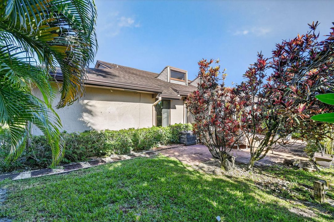 合同活跃: $329,000 (3 贝兹, 2 浴室, 2046 平方英尺)