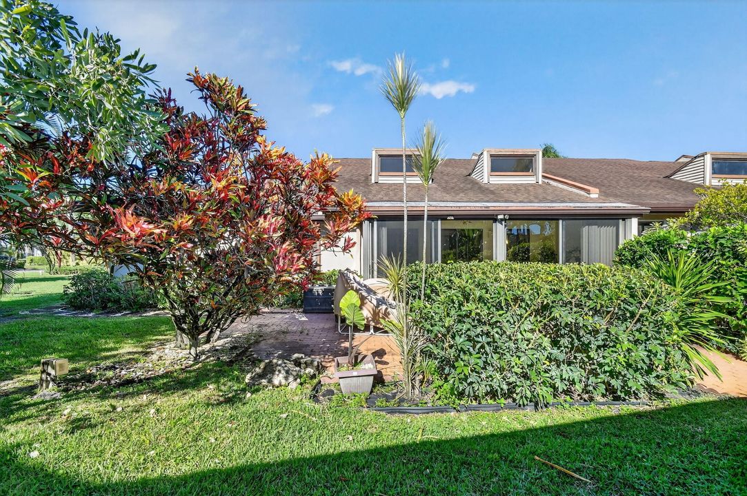 合同活跃: $329,000 (3 贝兹, 2 浴室, 2046 平方英尺)