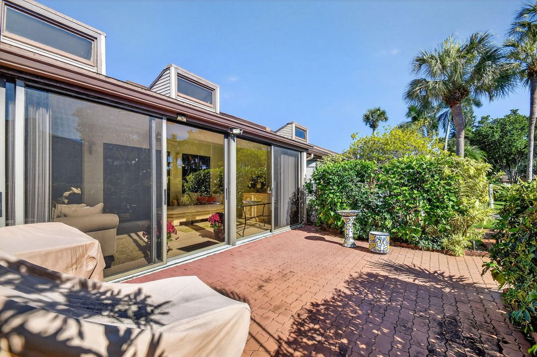 合同活跃: $329,000 (3 贝兹, 2 浴室, 2046 平方英尺)