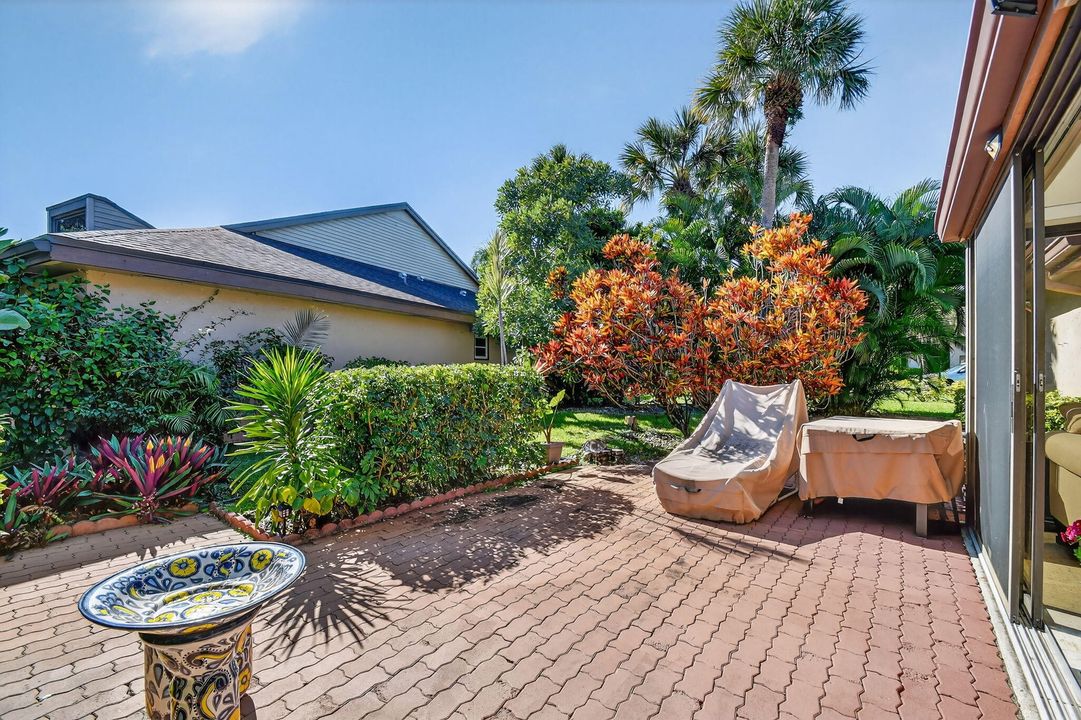 合同活跃: $329,000 (3 贝兹, 2 浴室, 2046 平方英尺)