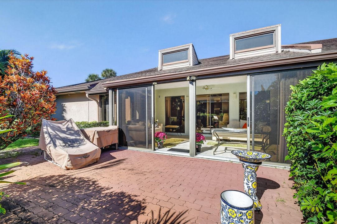 合同活跃: $329,000 (3 贝兹, 2 浴室, 2046 平方英尺)