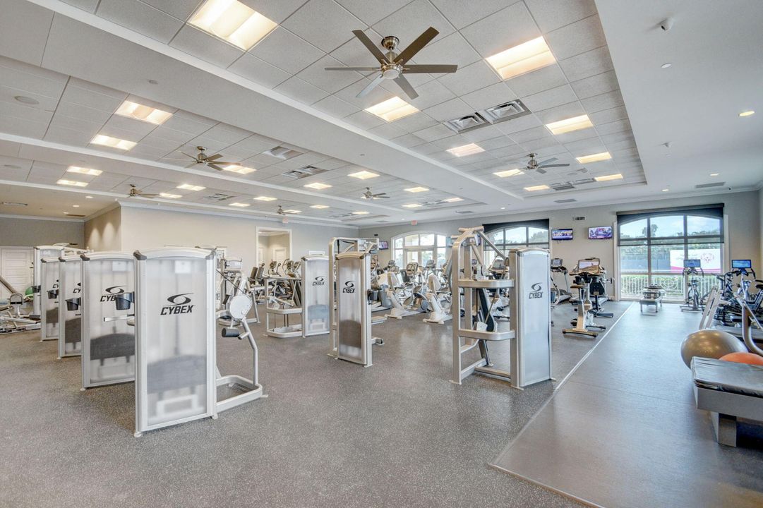 合同活跃: $329,000 (3 贝兹, 2 浴室, 2046 平方英尺)