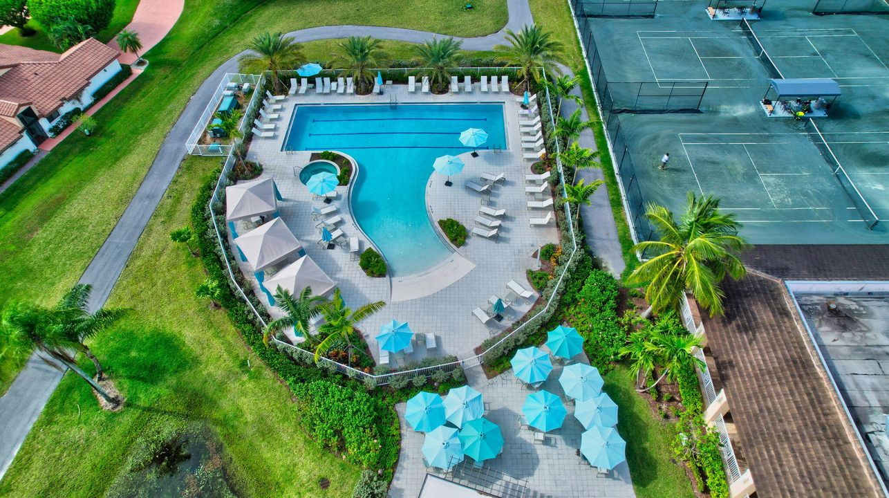 合同活跃: $329,000 (3 贝兹, 2 浴室, 2046 平方英尺)