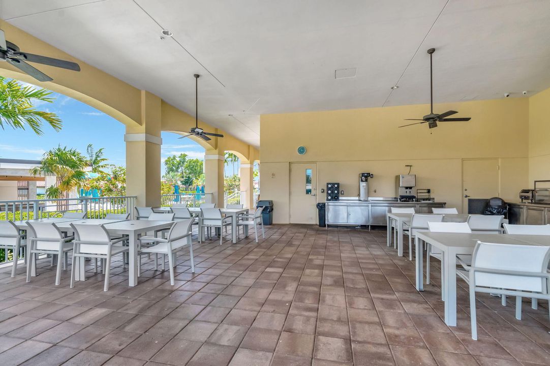 合同活跃: $329,000 (3 贝兹, 2 浴室, 2046 平方英尺)