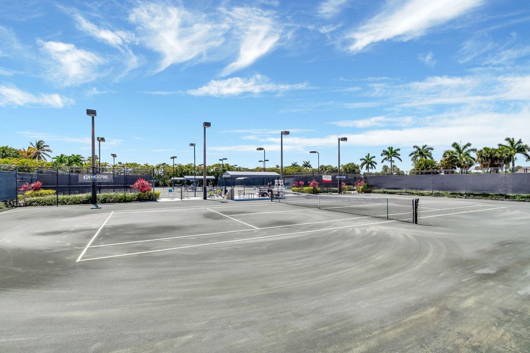 合同活跃: $329,000 (3 贝兹, 2 浴室, 2046 平方英尺)