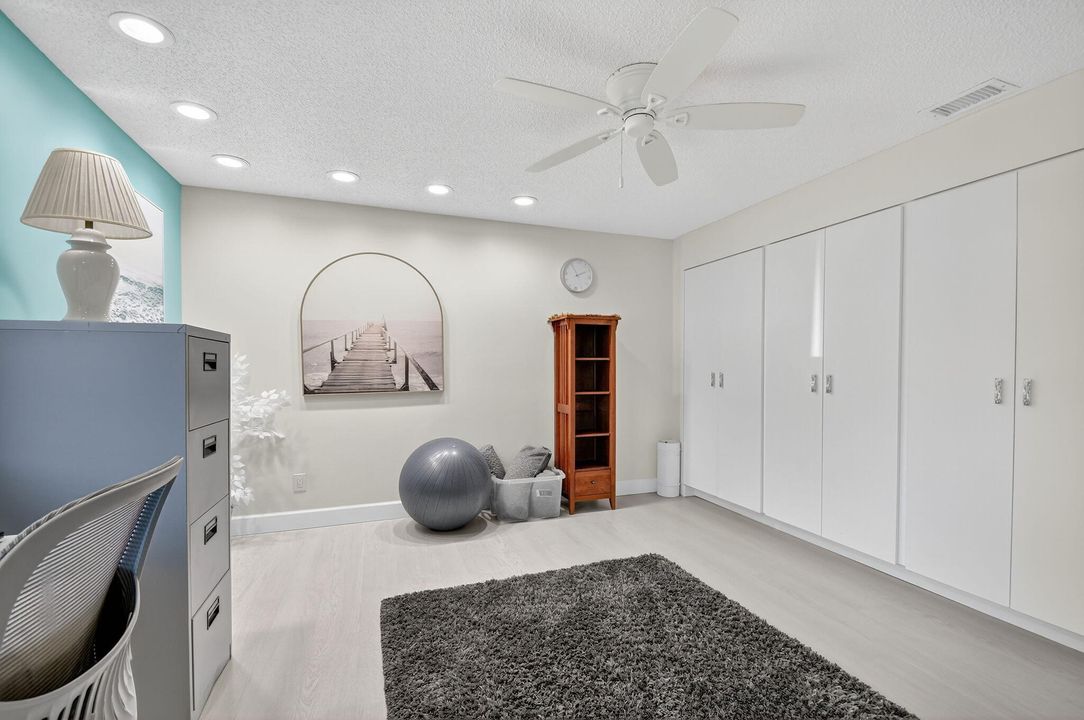 合同活跃: $329,000 (3 贝兹, 2 浴室, 2046 平方英尺)