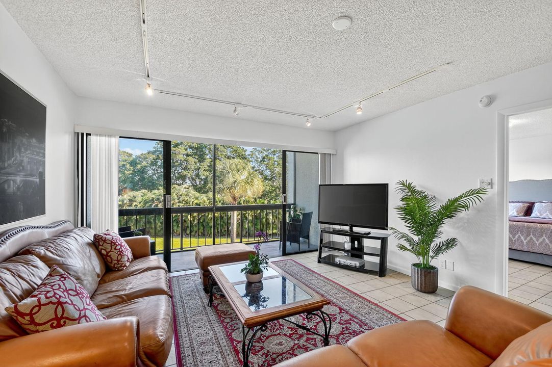 For Sale: $217,000 (2 beds, 2 baths, 1042 Square Feet)