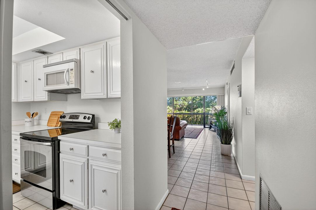 For Sale: $217,000 (2 beds, 2 baths, 1042 Square Feet)