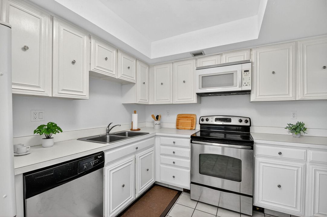 For Sale: $217,000 (2 beds, 2 baths, 1042 Square Feet)