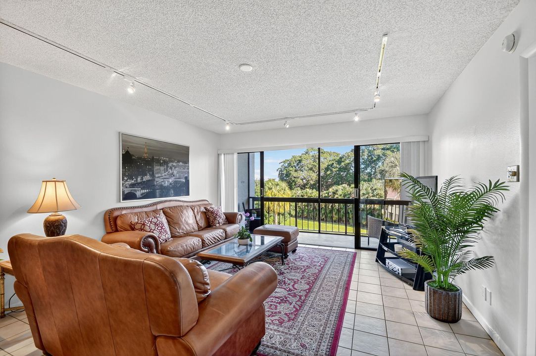 For Sale: $217,000 (2 beds, 2 baths, 1042 Square Feet)