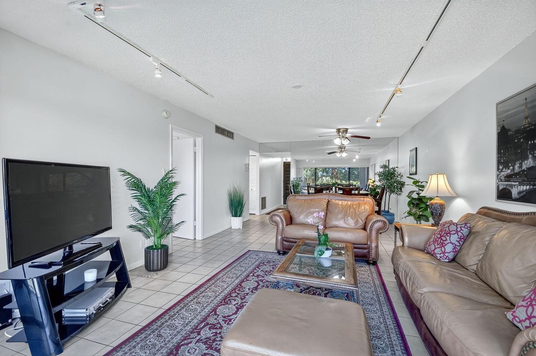 For Sale: $217,000 (2 beds, 2 baths, 1042 Square Feet)