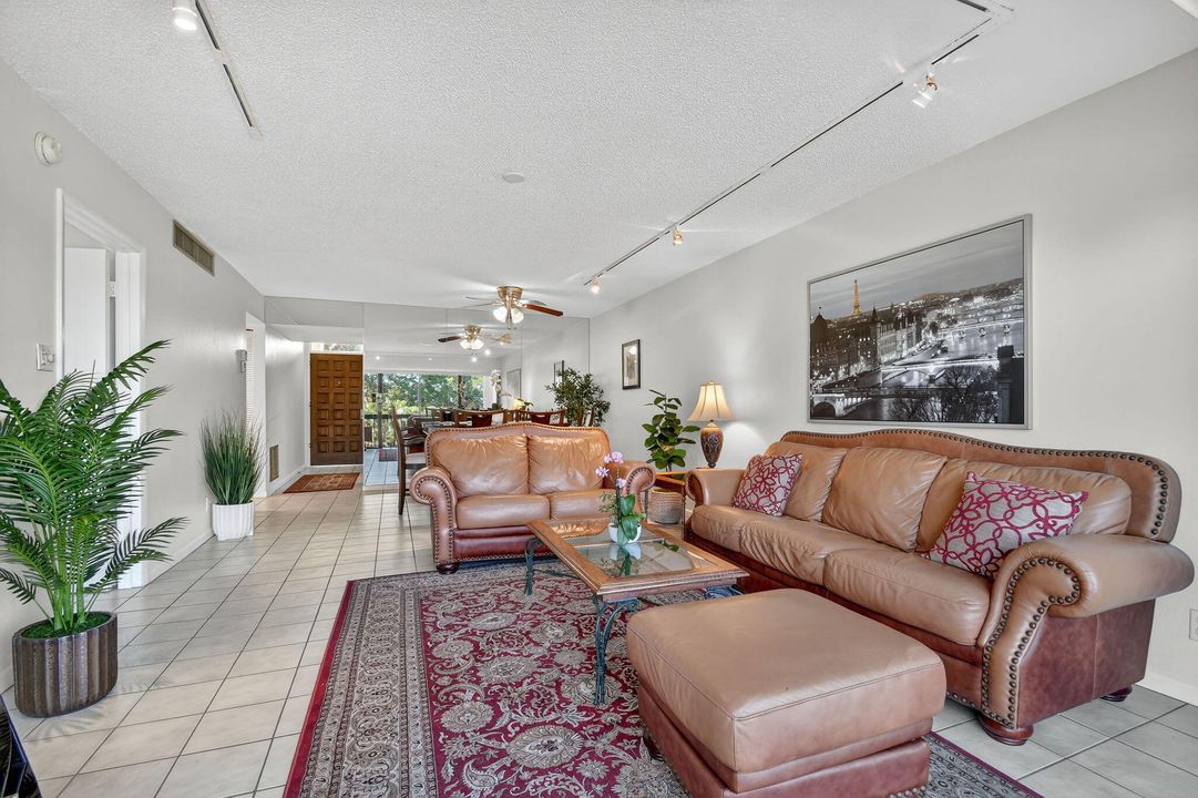 For Sale: $217,000 (2 beds, 2 baths, 1042 Square Feet)