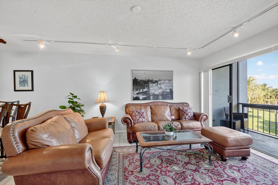 For Sale: $217,000 (2 beds, 2 baths, 1042 Square Feet)