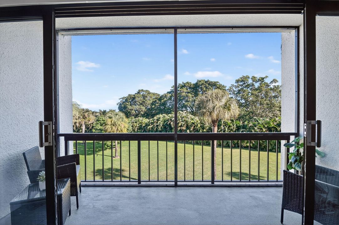 For Sale: $217,000 (2 beds, 2 baths, 1042 Square Feet)