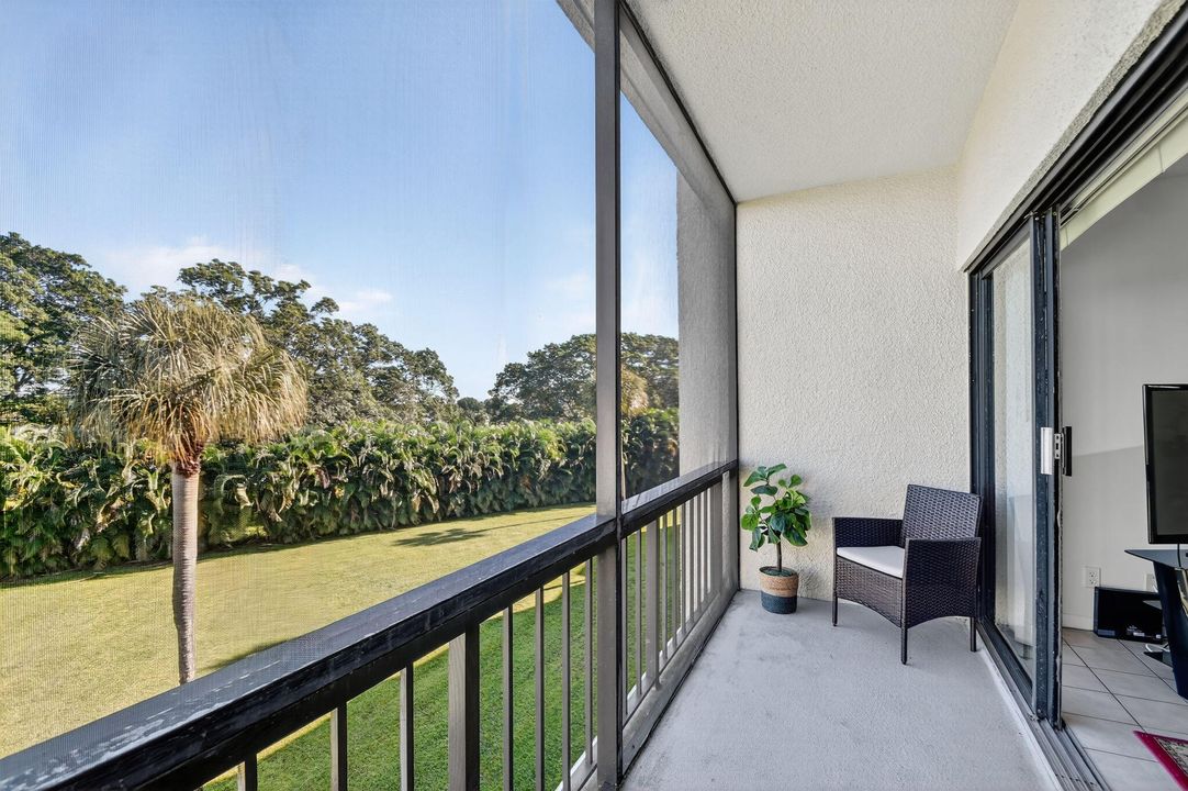 For Sale: $217,000 (2 beds, 2 baths, 1042 Square Feet)